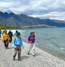 guests hike in Queenstown MP19JAN26