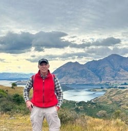 guests hike in Wanaka RM09MAR26