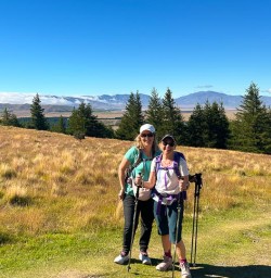 guests hike in mackenzie country MP09FEB26
