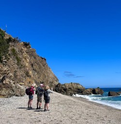 guests hike to monro beach GE19JAN26