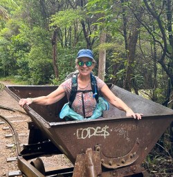 guests hiking Krangahake Window Walk SN18NOV25