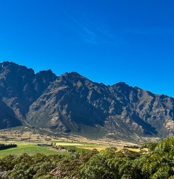 guests hiking Queenstown Trails PS30MAR26