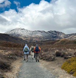 guests hiking Tongariro NP SN28OCT25