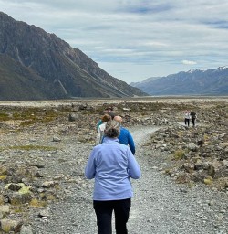 guests hiking aoraki nationalpark MP24NOV25
