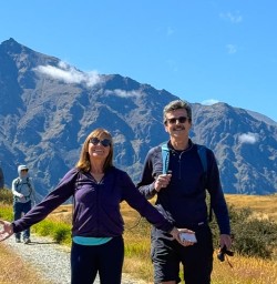 guests hiking in Queenstown MP05JAN26