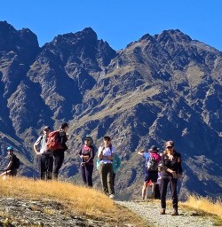 guests hiking in Queenstown PS16AMR26