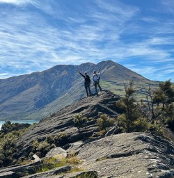 guests hiking in Wanaka GE03NOV25