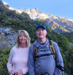 guests hiking in mt cook national park RM09MAR26