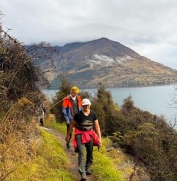 guests hiking in queenstown PS06APR26
