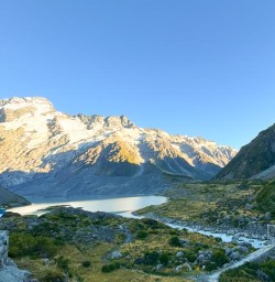 guests in Mt Cook National Park RM09MAR26
