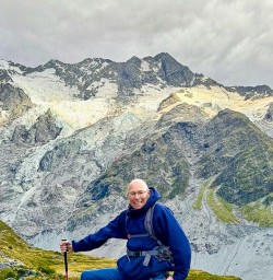guests in aoraki mt cook national park RM26JAn26