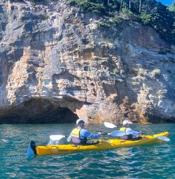 guests in kayak to Cathedal Cove SN17FEB26