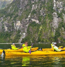 guests kayak Milford Sound PS09MAR26