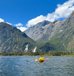 guests kayak Milford Sound group trip PS01DEC25