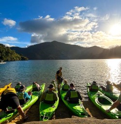guests kayak Queen CHarlotte Sound RM09MAR26
