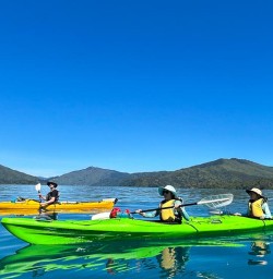guests kayaking in Queen Charlotte Sounds2