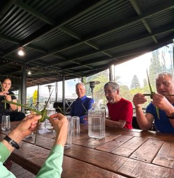 guests learn how to weaver with flax Kohutapu Lodge SN06JAN26