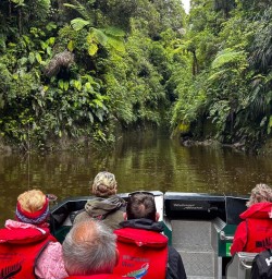 guests on Whanganui River Journey GN17NOV25