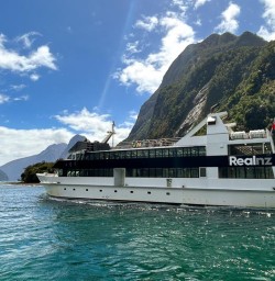guests on the Milford Sound Cruise MP19JAn26