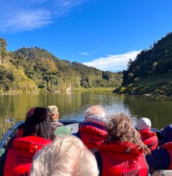 guests on whanganui river tour GN09MAR27