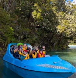 guests on wilking river jet boat tour PS06APR26