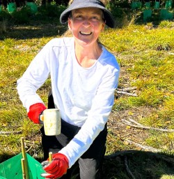 guests planting trees in Arrowtown PS16MAR27