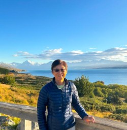 guests stop along Lake Pukaki RM09MAR26