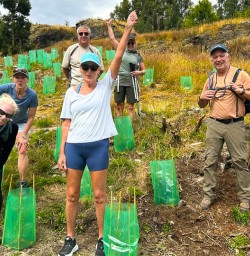 guests tree planting in Arrowtown GE26JAN26