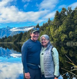 guests walk Lake Matheson GE09MAR26