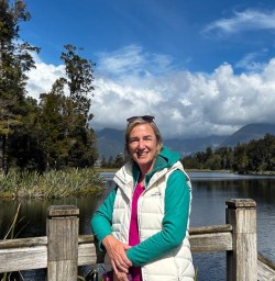 guests walk Lake Matheson RM03NOV25