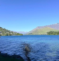 guests walking in Queenstown RM17NOV25