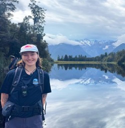 guide Chloe at Lake Matheson GE24NOV25