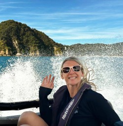 guide Lisa in Abel Tasman National Park GE16MAR26