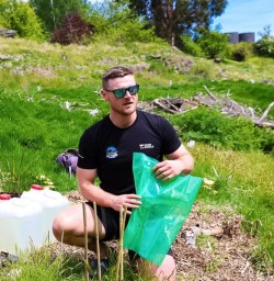 guides Ciara and Cam planting trees with guests in Arrowtown GE10NV25