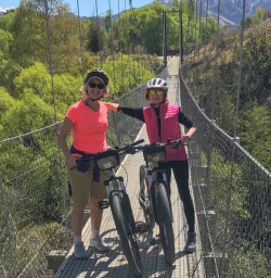 Happy bikers on the Arrowtown Gibbston trail