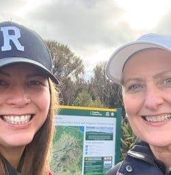 happy guests in Tongariro National Park GN09MAR27