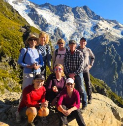 happy guests in aoraki mt cook national park RM09MAR26