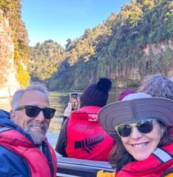 happy guests on whanganui river journey GN09MAr27