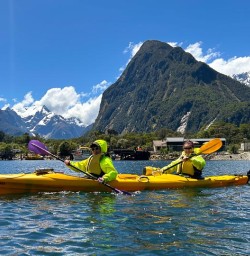 milford sound group kayaking PS01DEC25