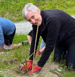 tree planting in Arrowtown PS24NOV35
